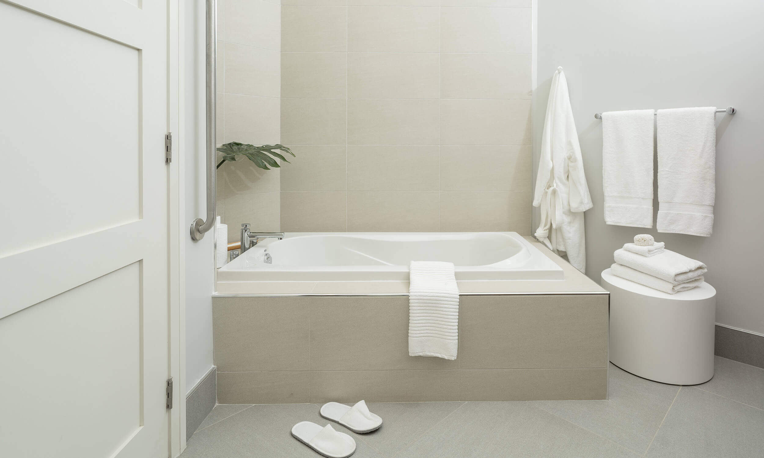 Grey-toned bathroom with jacuzzi
